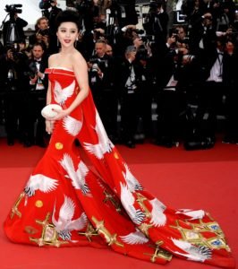 l-actrice-et-chanteuse-chinoise-fan-bingbing-a-subjugue-l-assemblee-dans-cette-robe-d-inspiration-kimono_86089_wide-266x300.jpg